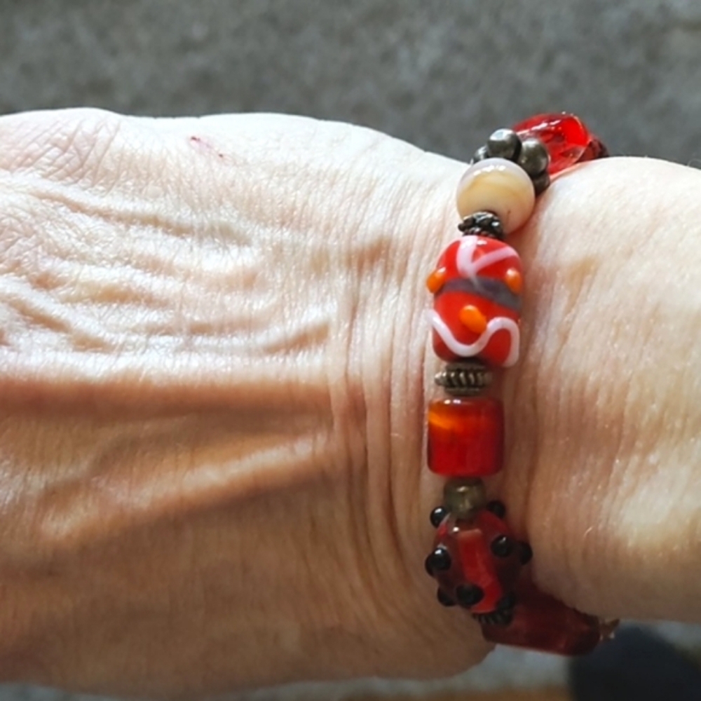 VINTAGE SHADES OF RED GLASS/DESIGNED BEADED SILVER-TONE TOGGLE 7.5" BRACELET